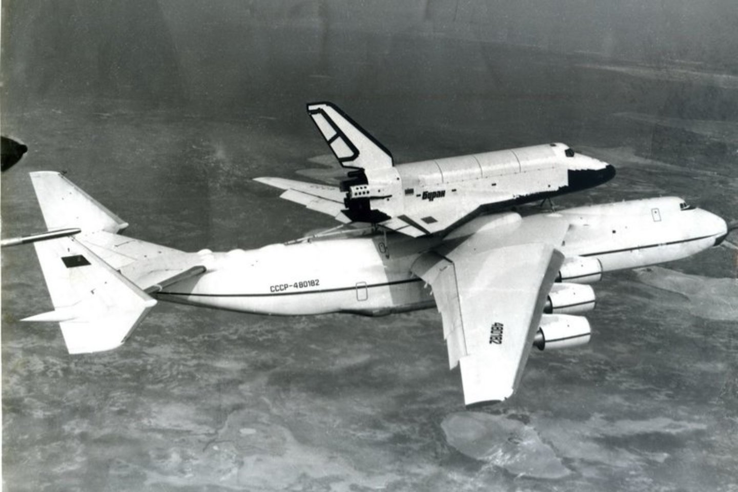  Dviguba lėktuvo uodega leido gabenti didelius ir sunkius išorinius krovinius – pavyzdžiui, Rusijos kosminį laivą „Buran“.<br> Wikimedia commons