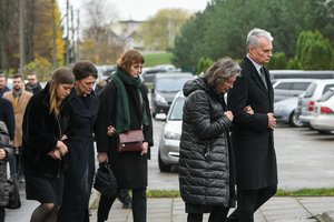 Prezidentas su šeima į paskutiniąją kelionę išlydėjo tėtį Antaną Nausėdą