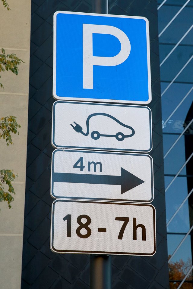 Vilniaus savivaldybė siekia, kad 2030 m. maždaug pusė automobilių sostinėje būtų elektriniai.<br>R.Danisevičiaus nuotr.