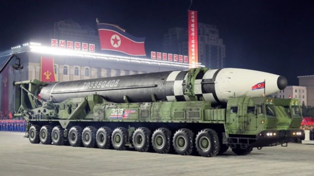 Šiaurės Korėja tęsia ginkluotės bandymus: paleista dar viena balistinė raketa Japonijos jūros link