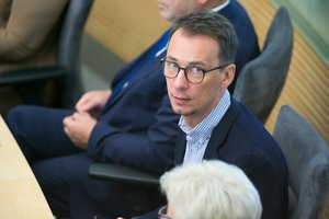 V. Kernagis parodė, kaip Lietuvoje veikia įstatymas: į Seimą atsinešė uždraustą prekę