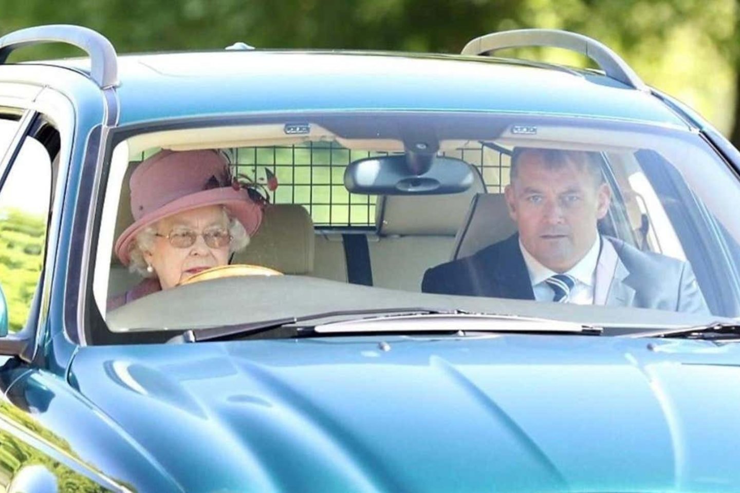 Kaip rašo britų laikraštis „Daily Mail“, aukcione žadama parduoti Jungtinės Karalystės karalienei Elžbietai II kadaise priklausiusį „Jaguar X-Type“ universalą.<br>„Historic Auctioneers“ nuotr.