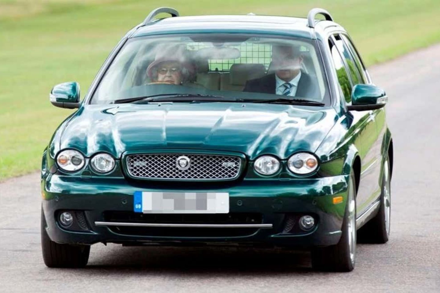 Kaip rašo britų laikraštis „Daily Mail“, aukcione žadama parduoti Jungtinės Karalystės karalienei Elžbietai II kadaise priklausiusį „Jaguar X-Type“ universalą.<br>„Historic Auctioneers“ nuotr.