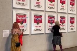 Australijoje klimato aktyvistės prisiklijavo rankas prie žymaus A. Warholo kūrinio dangos