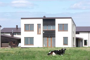 Nauju pirkiniu klaipėdiečiai džiaugėsi trumpai: beveik be pamatų pastatytame name plyšo stogas