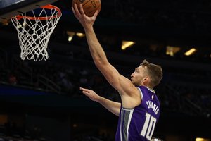 Universaliai žaidęs D. Sabonis nukalė „Kings“ pergalę prieš vienus iš lygos lyderių