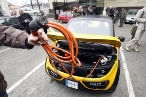 Elektromobilių skaičius auga, tačiau kyla problemų su baterijomis: įspėja šiukštu jų nelaikyti namuose ir garažuose