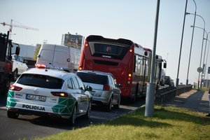 Daugėja lengvųjų automobilių susidūrimų su viešuoju transportu: viskas dėl vairuotojų noro gudrauti