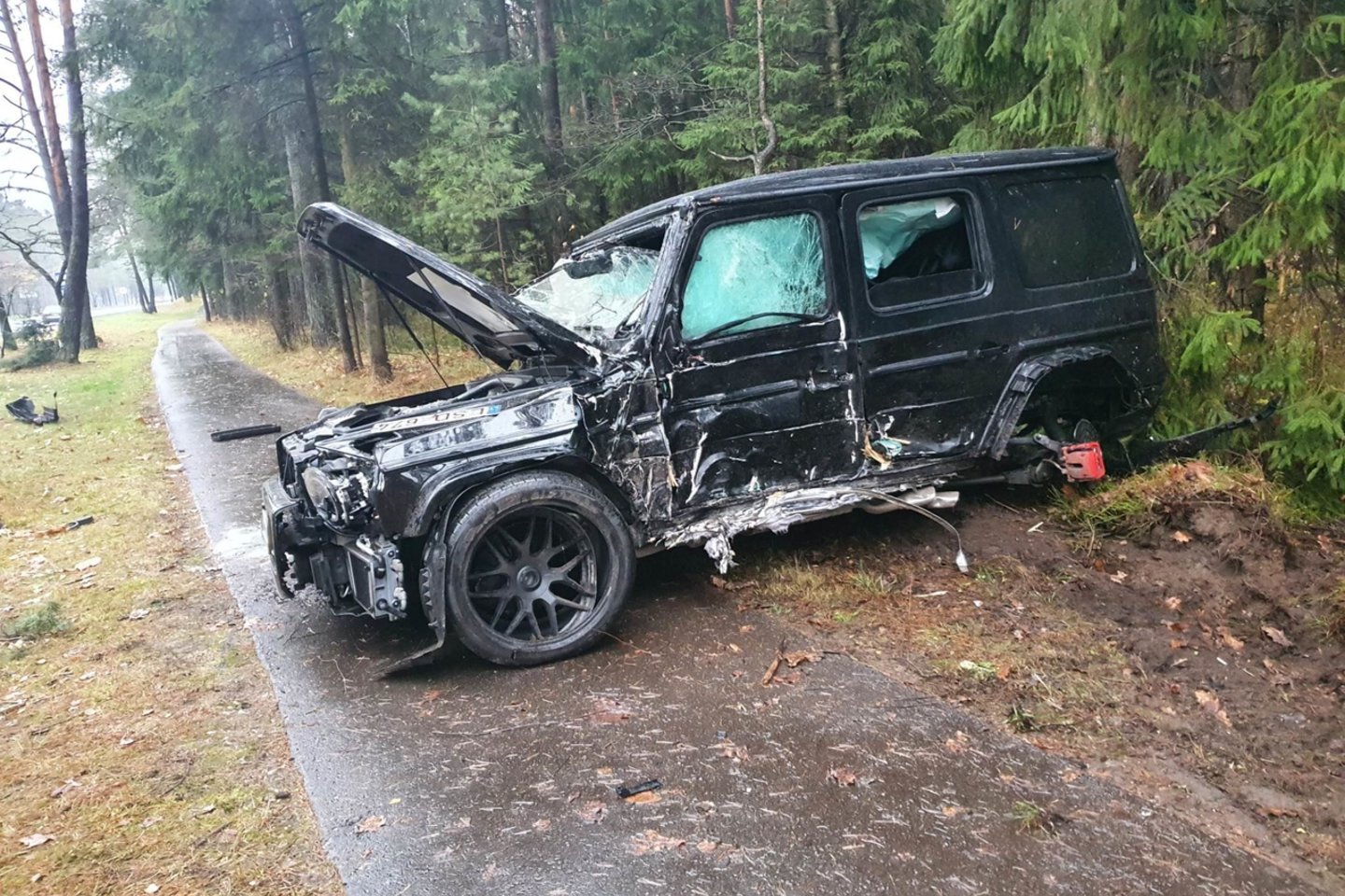 Eismo įvykis Vilniuje: „Mercedes-Benz“ nulėkė nuo kelio ir rėžėsi į medžius.<br> Įvykio liudininko nuotr.
