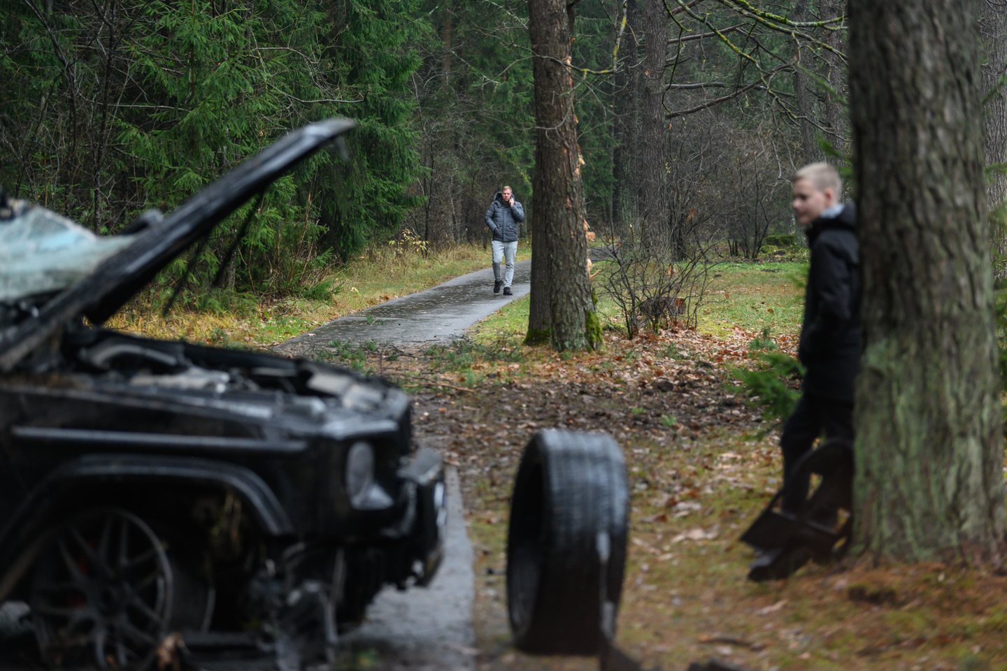 Eismo įvykis Vilniuje: „Mercedes-Benz“ nulėkė nuo kelio ir rėžėsi į medžius.<br> V.Skaraičio nuotr.
