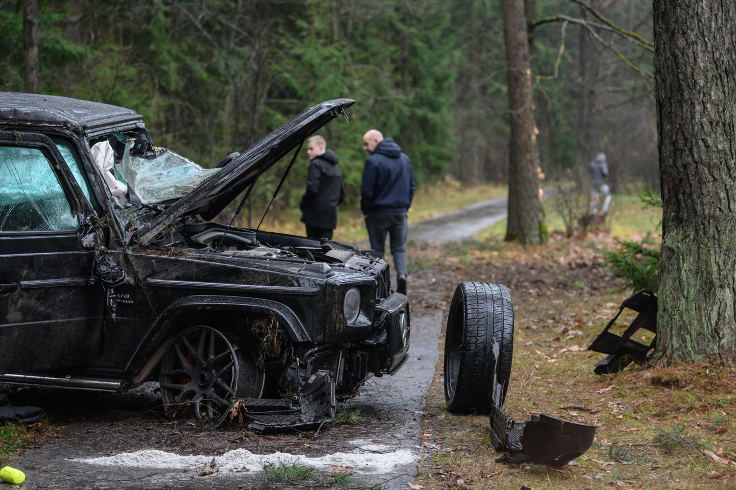 Eismo įvykis Vilniuje: „Mercedes-Benz“ nulėkė nuo kelio ir rėžėsi į medžius.<br> V.Skaraičio nuotr.