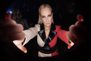 Dainininkė Augustė Vedrickaitė pristato naują dainą ir vaizdo klipą: „Lietuviškai repuoju pirmą kartą“