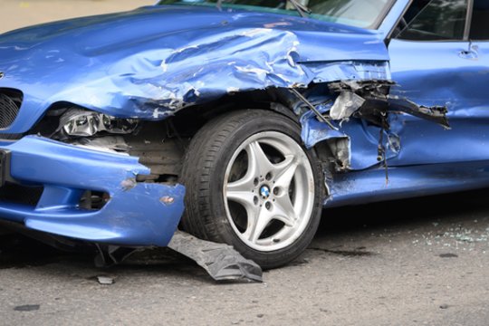 Panevėžio r. susidūrė BMW ir „Fiat“ automobiliai: BMW vairuotojas po avarijos atsidūrė ligoninėje