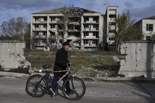 Ukraina teigia atsitraukiant Rusijai atkovojusi dešimtis kaimų