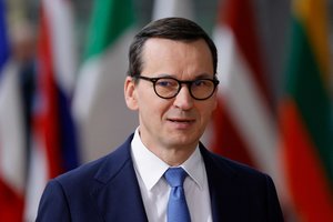 Lenkijos valdančioji koalicija ir toliau pirmauja nuomonių apklausoje