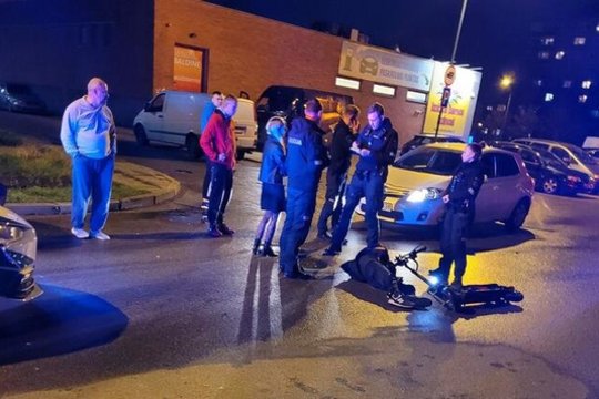 Ore tvyranti įtampa: nelaimė iššaukė aršią elektrinių paspirtukų ir automobilių vairuotojų priešpriešą