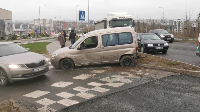 Vaizdai iš įvykio vietos: Vilniuje siautėjęs automobilio pagrobėjas galiausiai sulaikytas