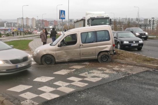 Vaizdai iš įvykio vietos: Vilniuje siautėjęs automobilio pagrobėjas galiausiai sulaikytas