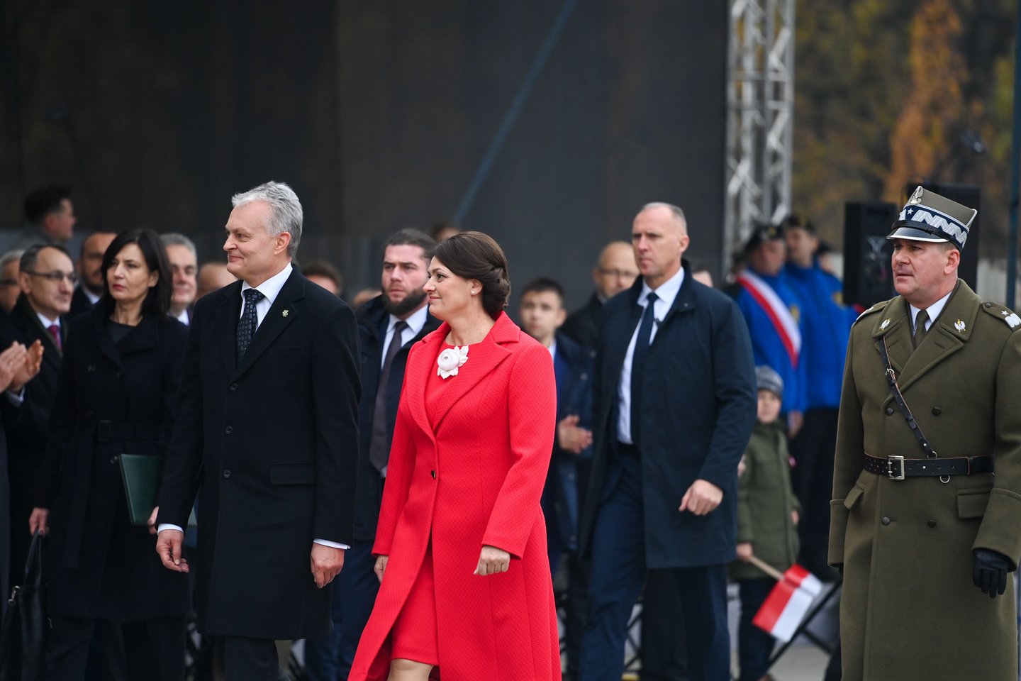  Diana Nausėdienė Lenkijos Nepriklausomybei skirtame renginyje nustebino ryškia spalva.<br> Prezidentūros nuotr.