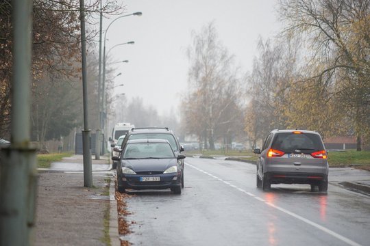 Naujovės gatvėje panevėžiečiams nerūpi: automobiliai ir toliau paliekami stovėti kur papuola 