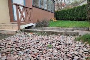 Specialistai jaudinasi dėl iš pajūrio dingstančių akmenukų: primena, kad maišais juos tempti draudžiama