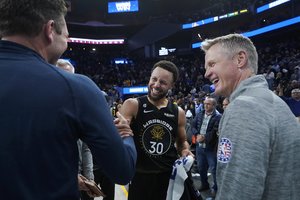 Neįtikėtinas S. Curry šou „Warriors“ ekipai nukalė dar vieną pergalę
