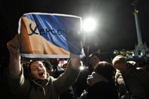 Ukrainoje – džiaugsmo banga: ukrainiečiai išėjo į gatves švęsti Chersono išvadavimo