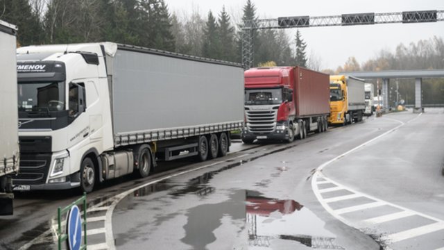 Pasienyje su Baltarusija – kilometrinės vilkikų eilės: vairuotojams tenka laukti kelias paras