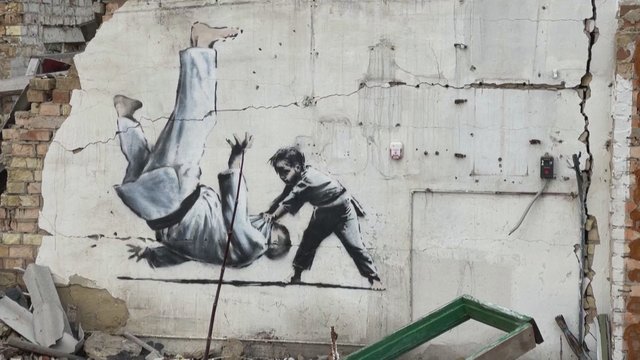 Ant sugriautų Ukrainos pastatų sienų – paslaptingojo britų gatvės menininko darbai