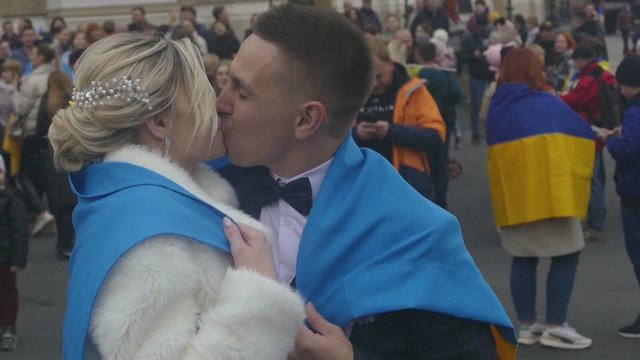 Ukrainiečių pora Chersono išvadavimą pavertė dviguba švente – surengė vestuves