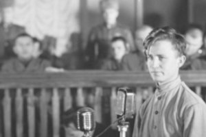 Kartais jie grįžta. Apie ką verčia susimąstyti „Scanoramoje“ rodomas Sergejaus Loznicos filmas „Kijevo procesas“?  