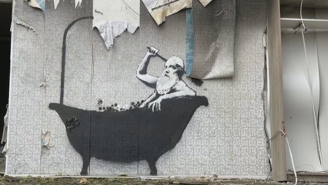 Ant sugriautų Ukrainos pastatų sienų daugėja paslaptingojo menininko Banksy darbų