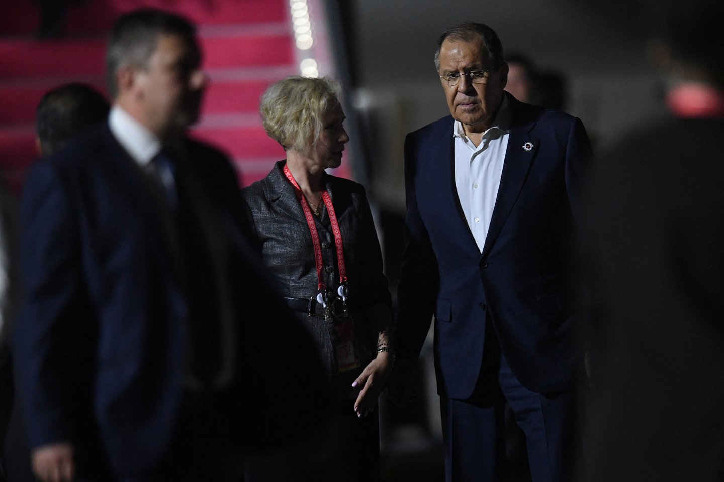 ​Indonezijos valdžios institucijos pirmadienį pranešė, kad Rusijos užsienio reikalų ministrui Sergejui Lavrovui sutriko sveikata po atvykimo į G-20 susitikimą Balyje. Jis buvo nugabentas į ligoninę.<br>Reuters/Scanpix nuotr.