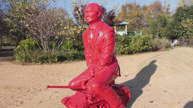 Prancūzų menininkas darbais pasauliui primena apie karą Ukrainoje – pristatė raudoną V. Putino skulptūrą