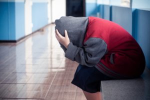 Smurto protrūkis mokykloje: vaikų tampymu už ausų apkaltinta mokytoja sako norėjusi paglostyti