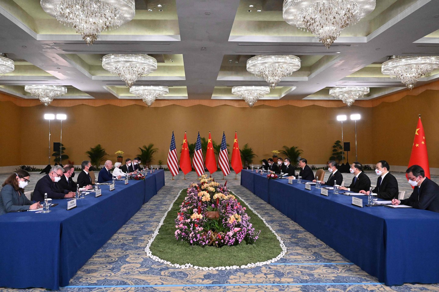 ​Kinijos delegacijos narys pirmadienį Balyje vykusiame prezidentų Xi Jinpingo ir Joe Bideno susitikime trūktelėjo ir pastūmė JAV žurnalistę, mėginusią paklausti apie žmogaus teises.<br>AFP/Scanpix nuotr.