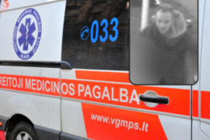 Vilniuje tarsi sužvėrėjęs vyras užpuolė GMP vairuotoją: dėl smūgių lūžo krūtinkaulis, sužalota galva