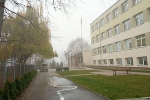 Paaiškėjo daugiau detalių apie incidentą Kėdainių mokykloje: ginkluotas vyras ieškojo „tos mergaitės“, įsiveržė ne vienas