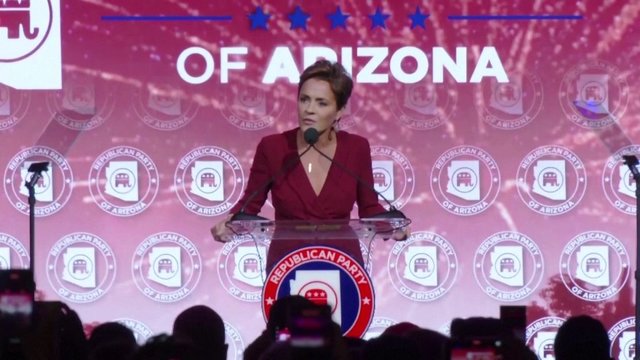 Rinkimų rezultatų neigimu pagarsėjusi D. Trumpo lojalistė pralaimėjo intensyvią kovą Arizonoje