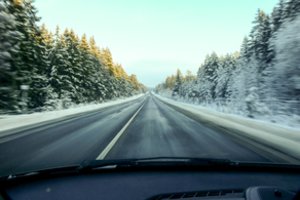 Ruošiame automobilį žiemai: ekspertė pasidalijo patarimais, kaip neprisidaryti bėdų kelyje