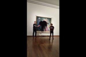 Vienoje klimato aktyvistai juodu skysčiu apliejo G. Klimto paveikslą