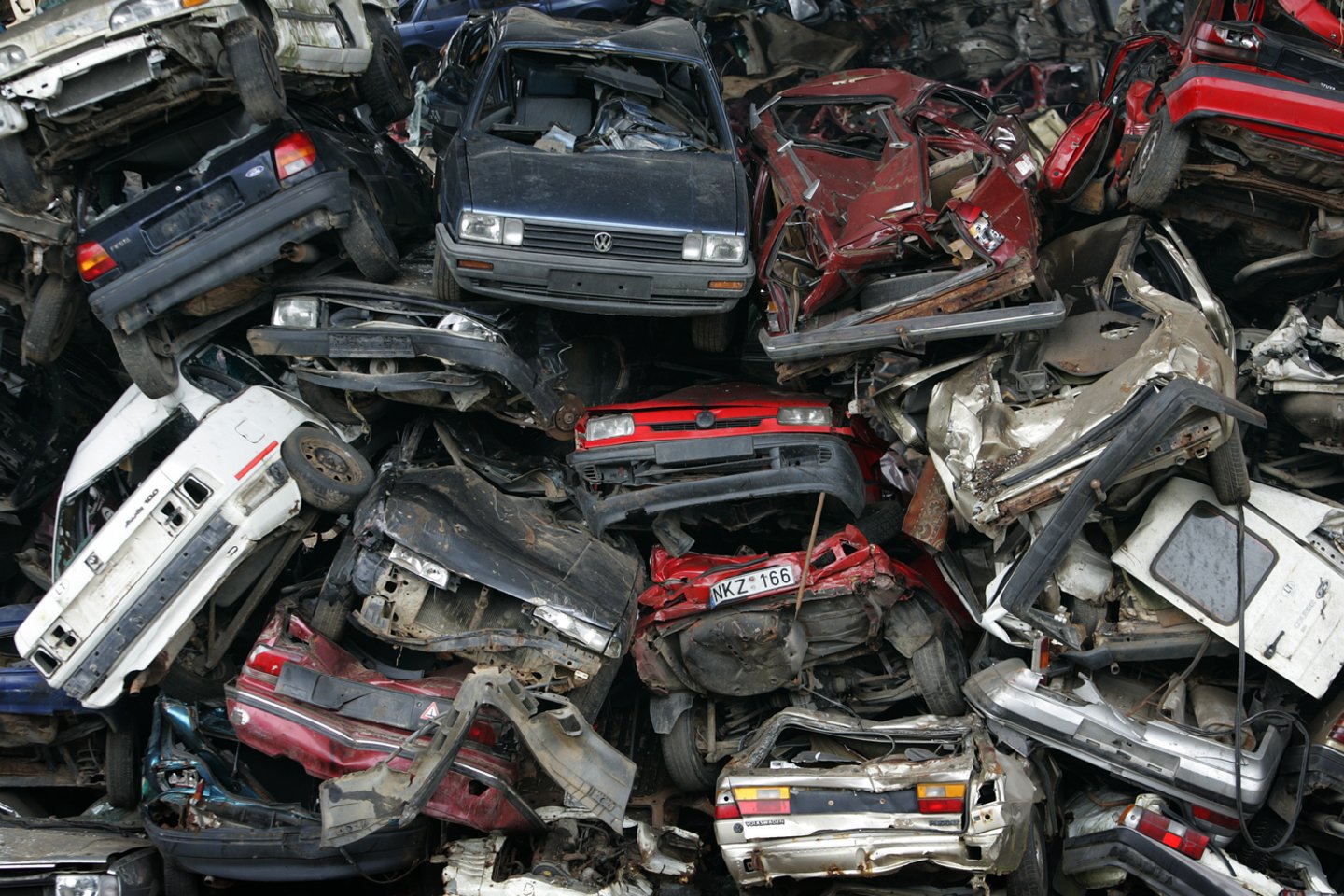 Aplinkos projektų valdymo agentūra per penkis šių metų mėnesius gavo beveik 4 tūkst. paraiškų už daugiau kaip 3 mln. eurų kompensacijoms už seno ir taršaus automobilio sunaikinimą.<br>V.Balkūno nuotr.