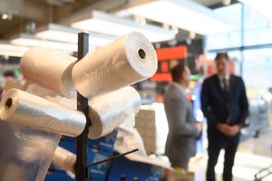 Seime po svarstymo pritarta nebeleisti parduotuvėse nemokamai dalinti labai lengvų plastikinių maišelių