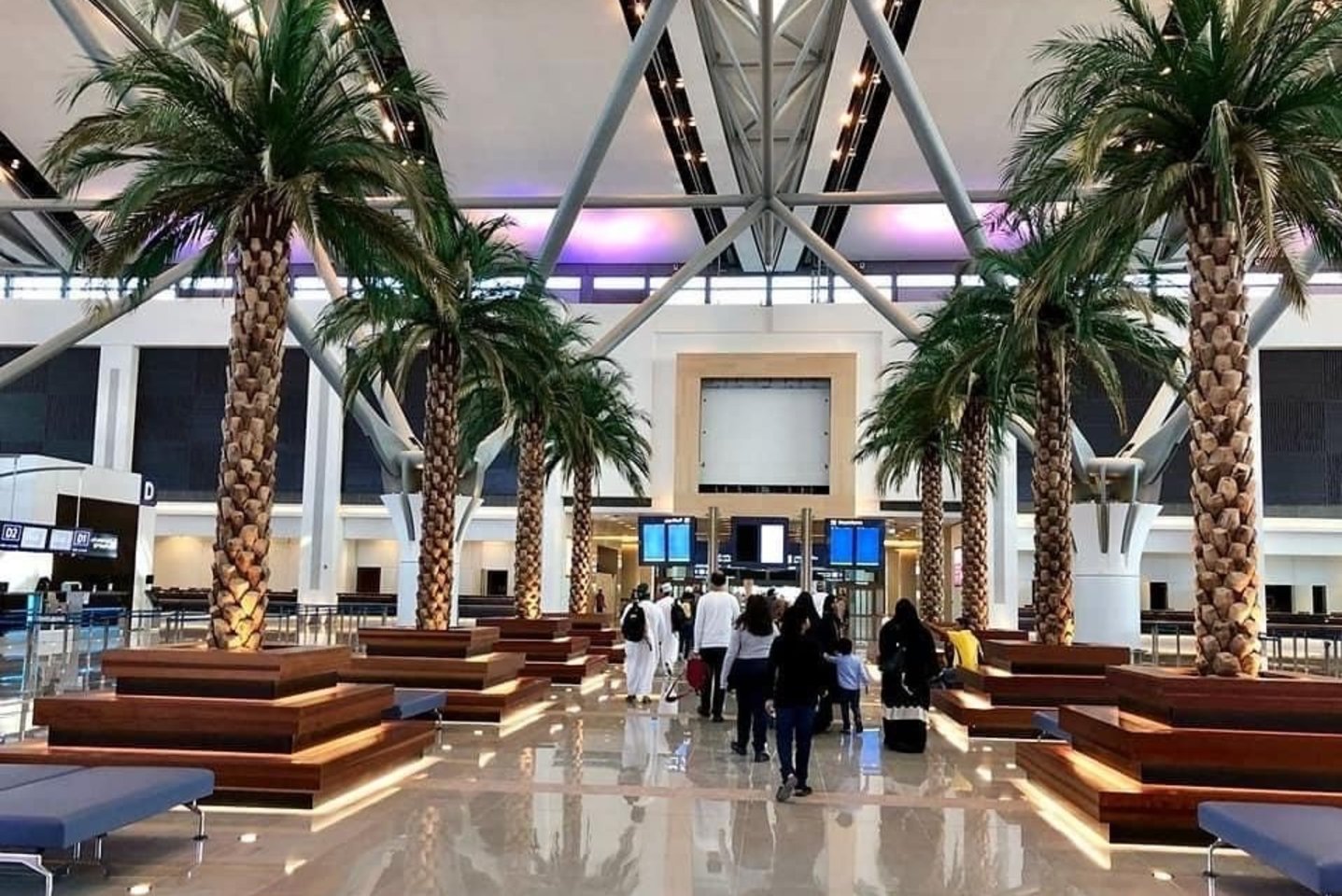 Plėtodamas santykius su užsienio šalimis Omanas pastaruosius 50 metų kryptingai laikosi taikios politikos. Tokia strategija padėjo užsitarnauti „arabiškosios Šveicarijos“ vardą.