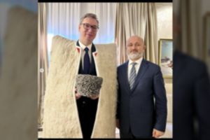 Serbijos prezidentas nusifotografavo su R. Kadyrovo patarėju, apsirengęs čečėnų tautiniais drabužiais