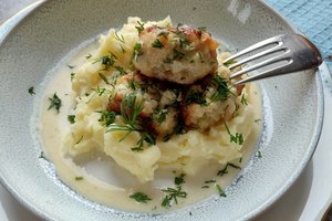 Žuvies kotletai grietinėlės ir krapų padaže: nenusivilsite išbandę šį receptą