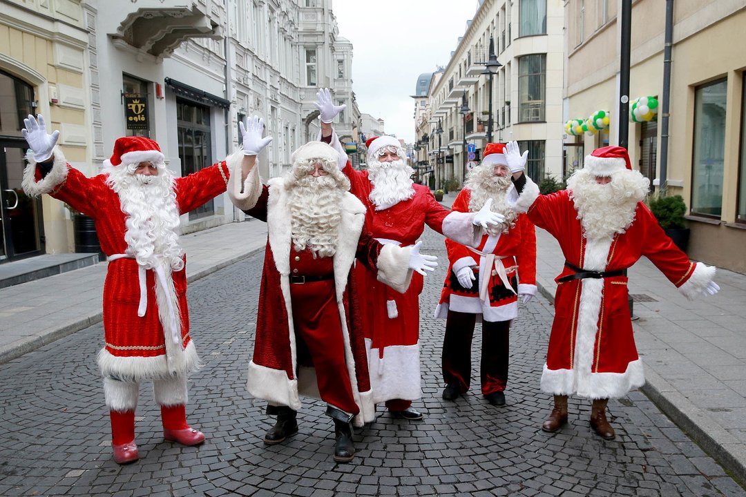 Vilniuje būrys Kalėdų senelių pasirašė deklaraciją ir paskelbė Kalėdų laukimo pradžią bei papasakojo apie šventinius renginius.<br>R.Danisevičiaus nuotr.