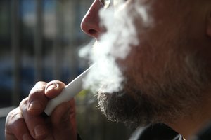 Sugriovė mitą: lietuviai e. cigaretes išbando ne dėl noro mesti rūkyti – dauguma išsakė kitą priežastį