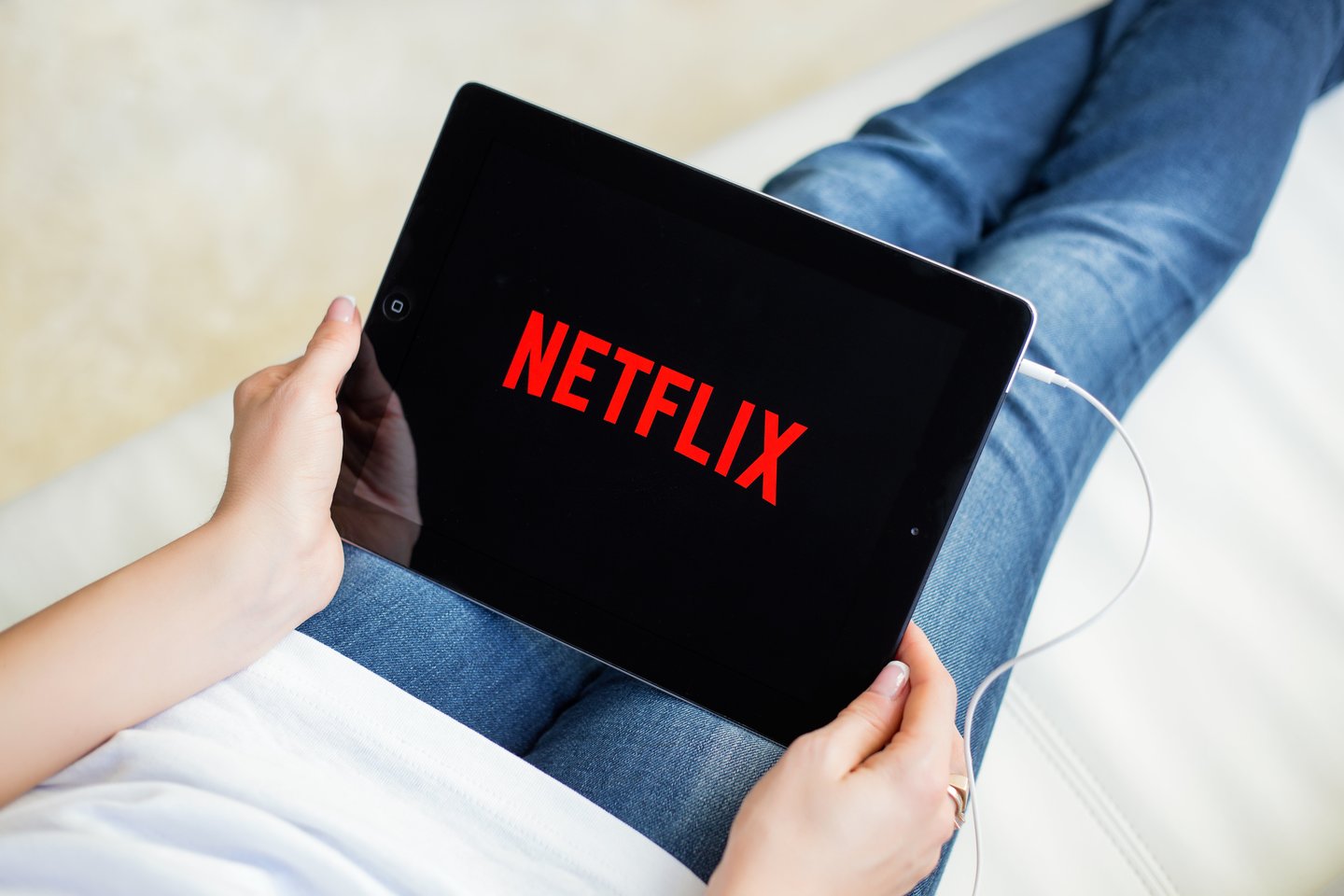 Pirmąjį šių metų pusmetį praradusi beveik milijoną prenumeratorių, „Netflix“ nusprendė juos susigrąžinti pristačiusi pigesnį reklamomis papildytą planą.<br>123rf nuotr.