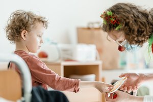 Mažiau nerimo ir daugiau šypsenų: kaip juokas padeda prieš gulantis po chirurgo skalpeliu